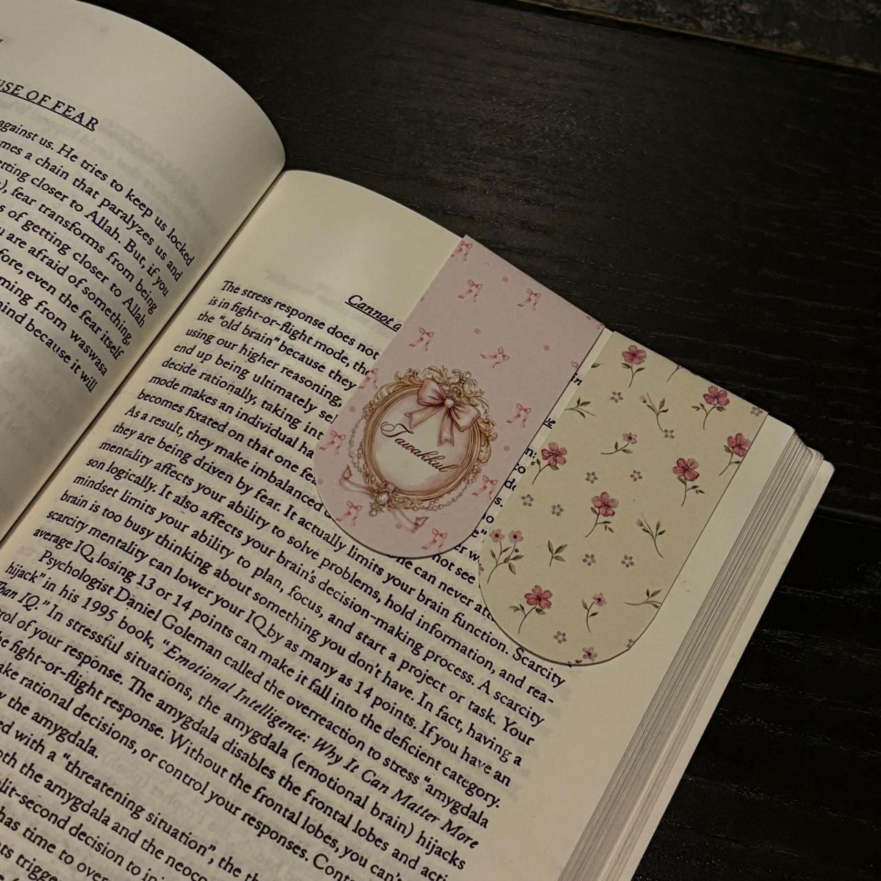 Magnetic bookmarks: Pink themed